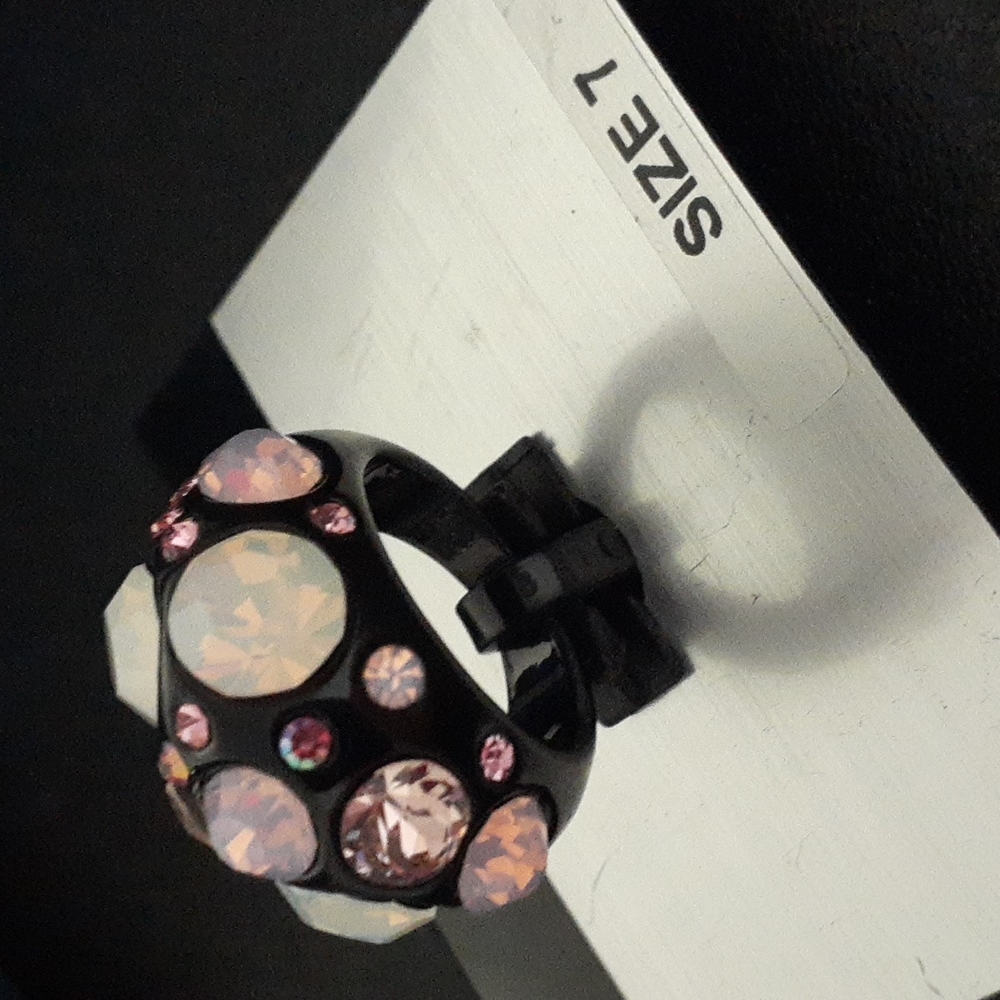 NWT Gorgeous Pink & Black Size 7 Ring T107